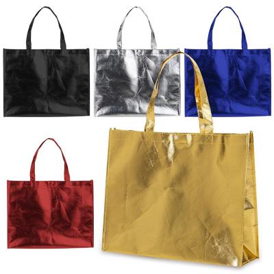 Sacola TNT metalizada com botão é uma opção elegante e prática para transportar suas compras. Fei...
