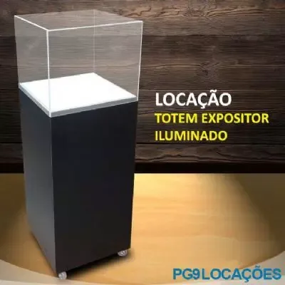 Totem produzido em MDF com revestimento