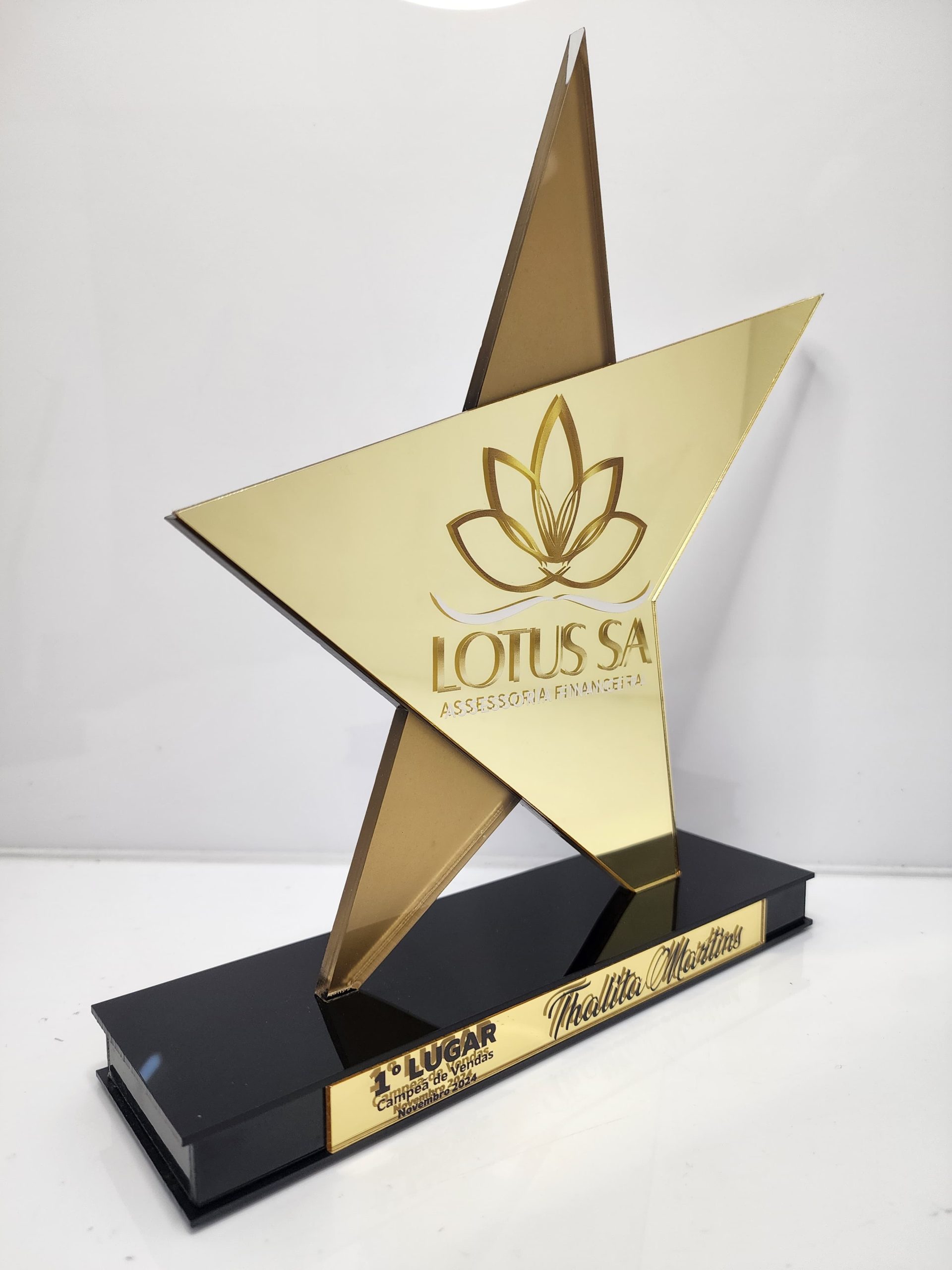 Troféu Acrílico Espelhado Dourado Base MDF - FM TROFÉUS - Troféus e medalhas personalizados