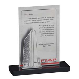 Troféu de agradecimento em aço inox com gravação.