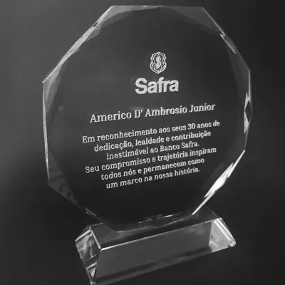 Troféu de cristal com base de cristal