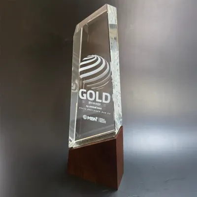 Troféu de cristal com base de madeir