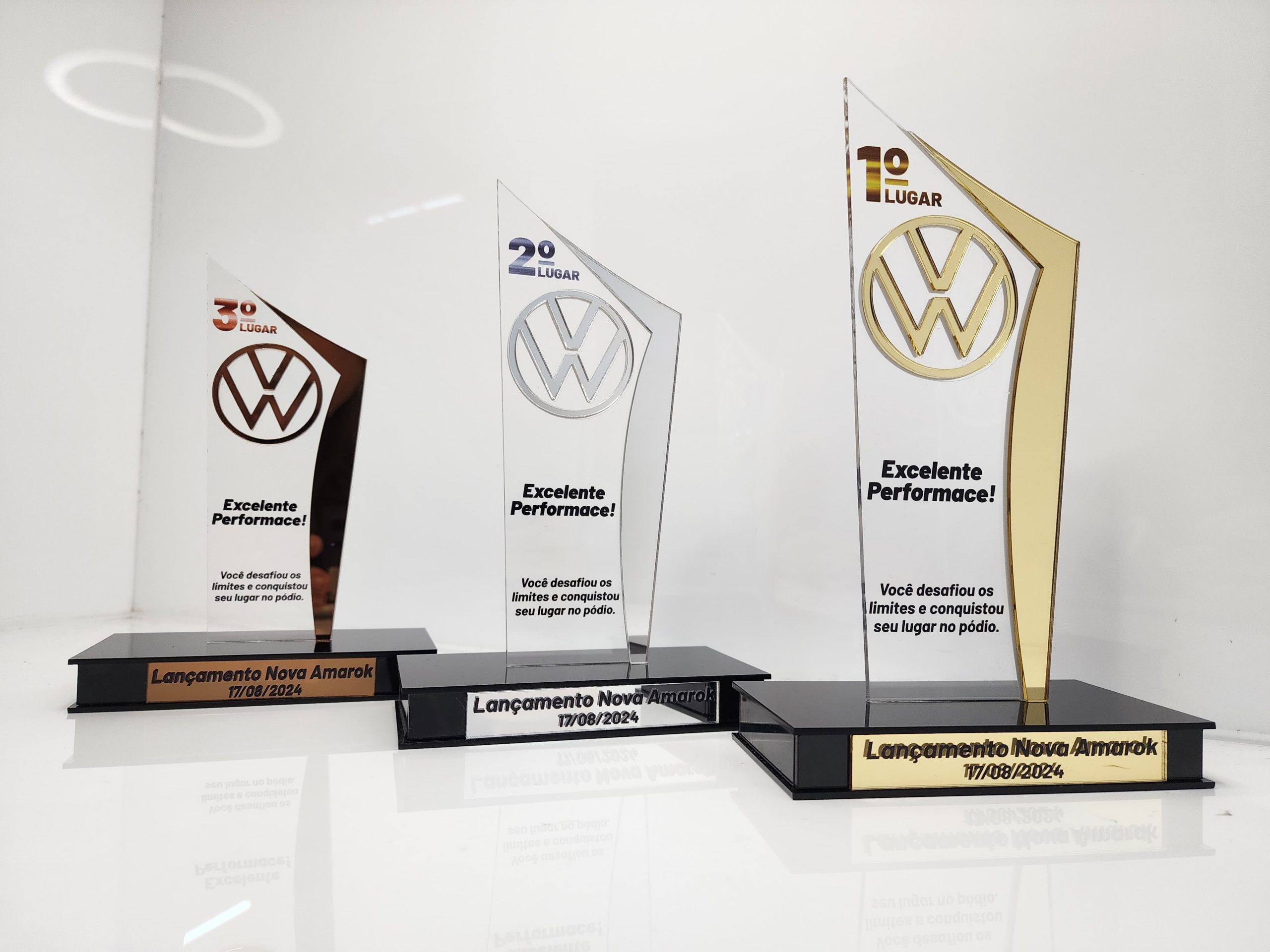 Troféu em Acrílico Alto Relevo com Impressão UV e Base MDF - FM TROFÉUS - Troféus e medalhas personalizados