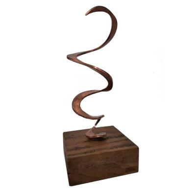 Troféu espiral em cobre e madeira de demolição