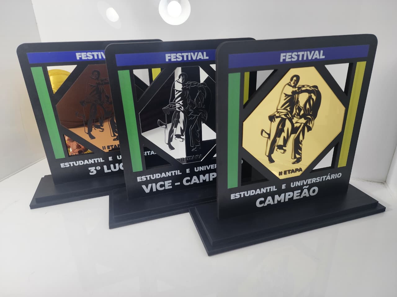 Troféu MDF Preto com Relevo Dourado Espelhado - FM TROFÉUS - Troféus e medalhas personalizados