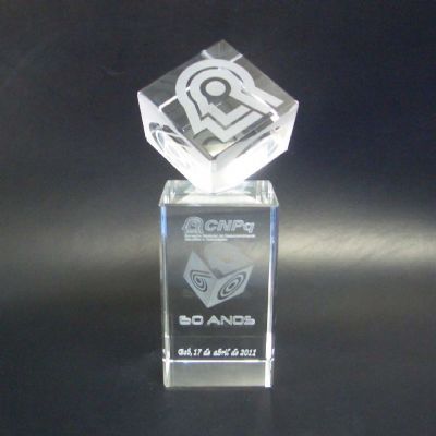 Troféu personalizado com duas peças sobrepostas esculpidas e com impressão
