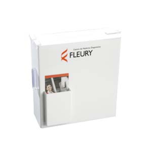 Urna personalizada em acrílico branco.