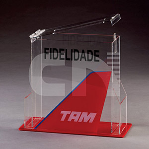 Urna retangular em acrílico vermelho e cristal com base
