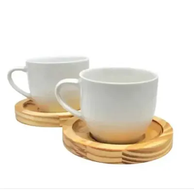 Xícara de café com pires em madeira